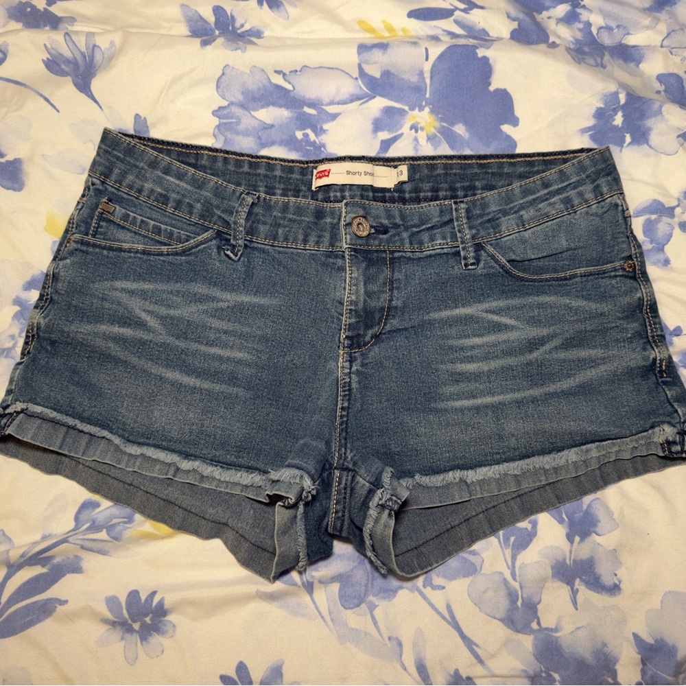 levi’s low rise whiskered shorty shorts, size 13